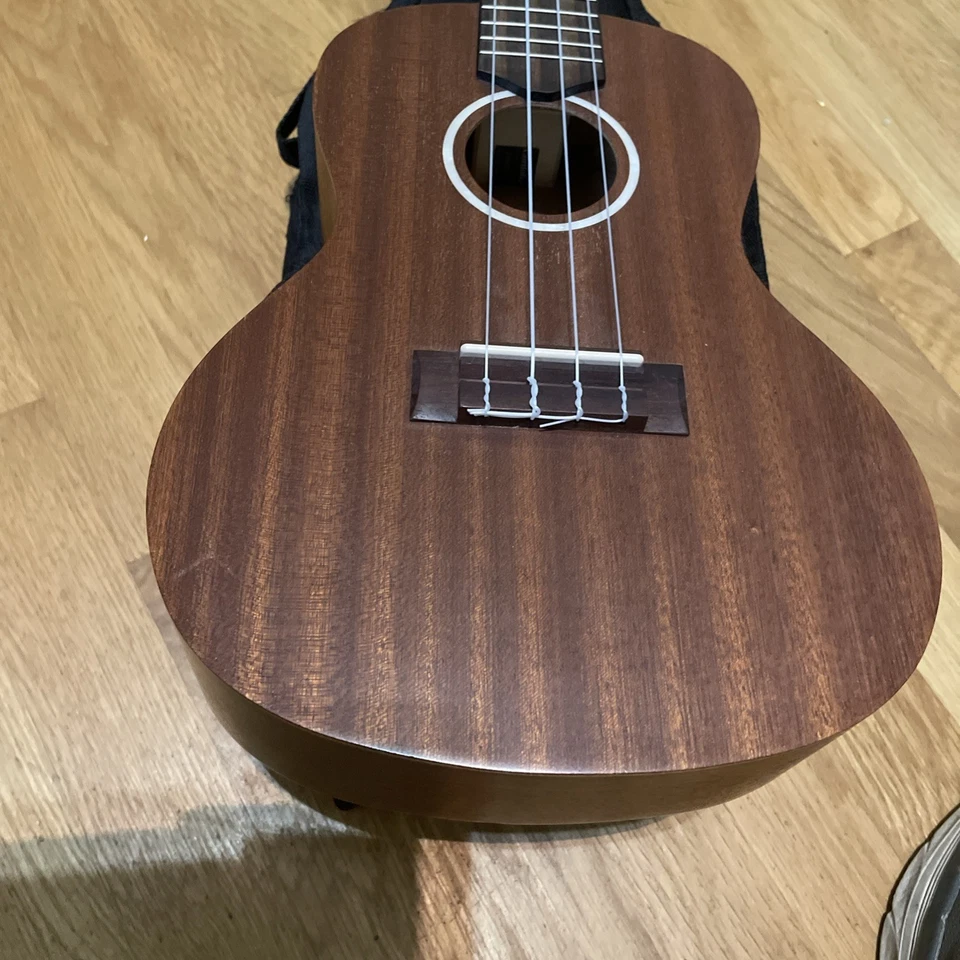 Ukele com Estojo: Concerto Tamanho:Protege por Cordoba Modelo U100CM Excelente Estado - Imagem 4 de 4