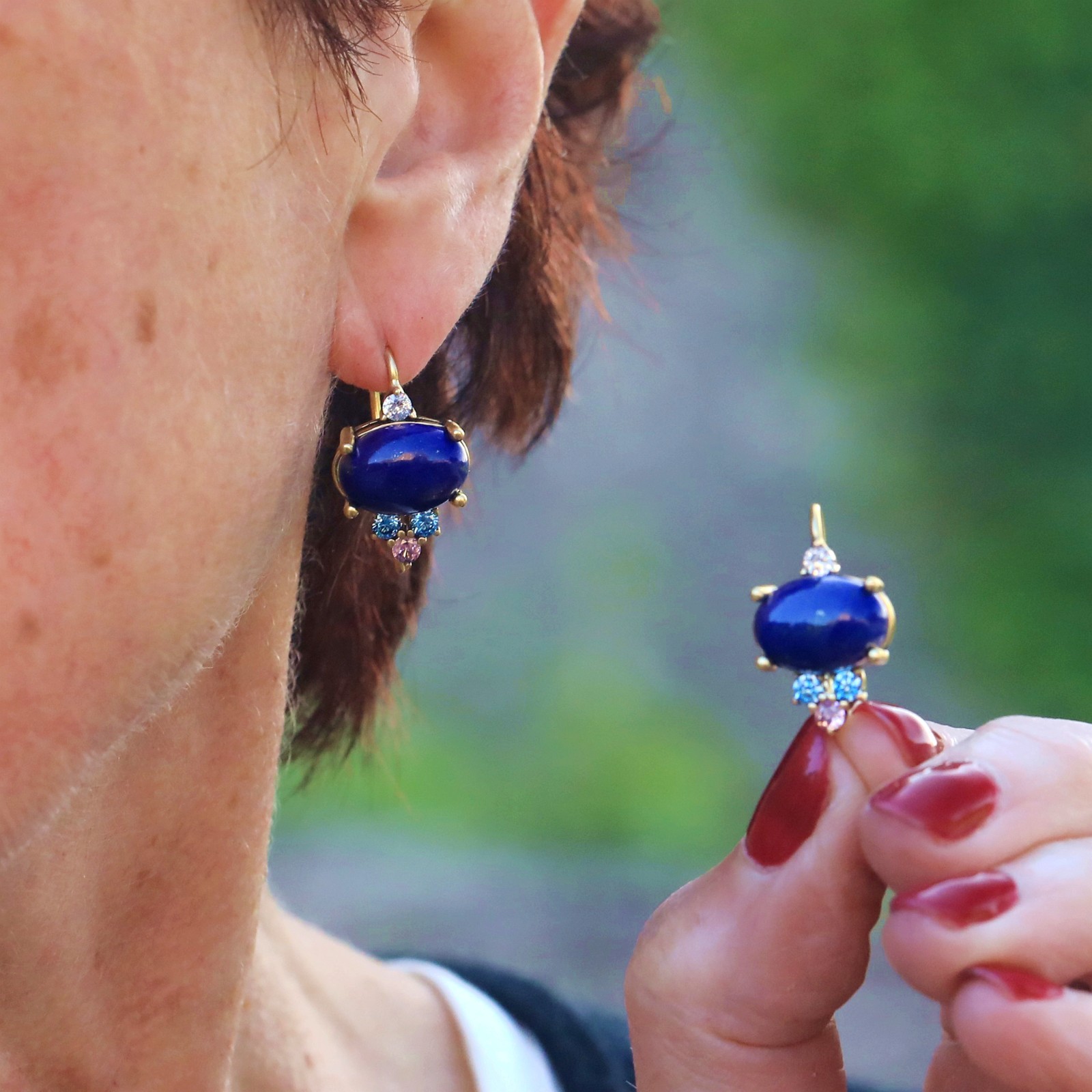 Boucles d'oreilles dormeuses doré serti de CZ bleu ovale vrai lapis lazuli SB4 femmes