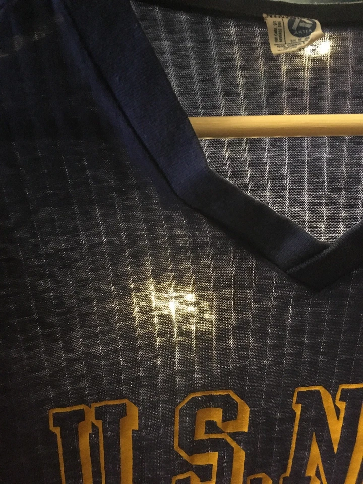 Camiseta anos 80 vintage USNA Artex gola V com nervuras rasgada fina macia pequena/média azul marinho - Imagem 4 de 4
