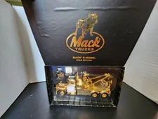 First Gear Mac kR Model Tow Truck Gold Edition - 1:32 Presentation Piece 2001