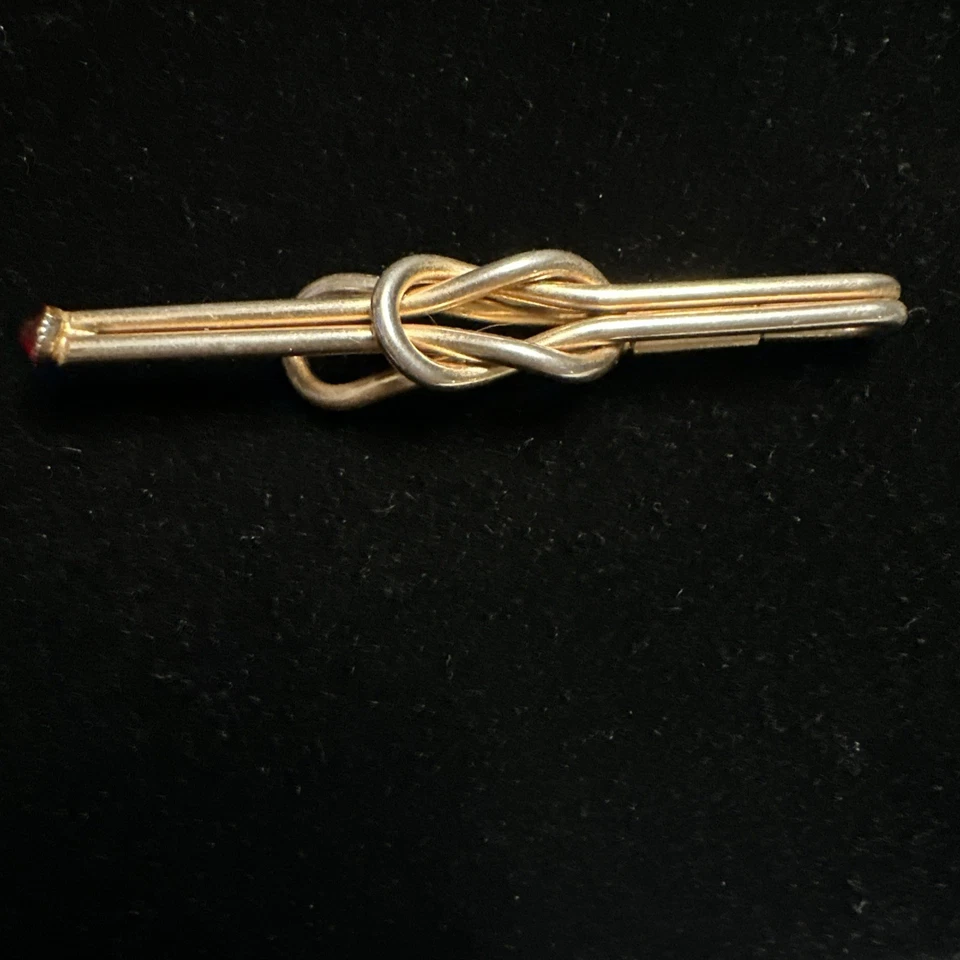 "Pinza de barra de corbata vintage con diseño de nudo cuadrado punta de piedra roja y tono dorado de 2 5/8""" Foto 3 de 4