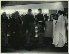 1976 Press Photo Pastor blesses casket at funeral in Colonie, New York church