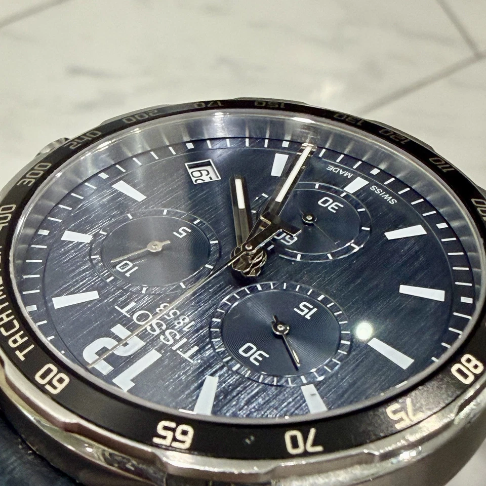 Reloj suizo cronógrafo para hombre Tissot Quickster 1853 esfera azul plata T095417 A Foto 3 de 4