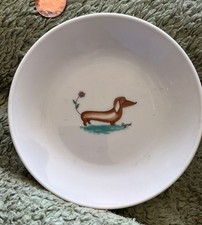 Piatto Rosenthal piccolo in osso cinese con sopra un cane bassotto. Artista firmato