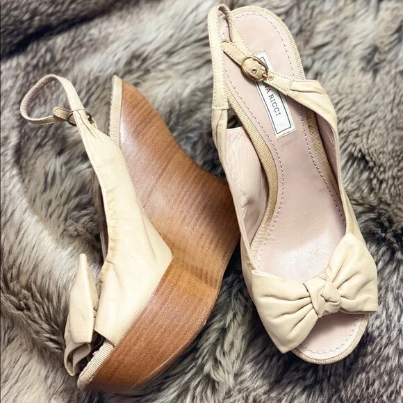 Cunha de madeira Nina Ricci com salto slingback arco couro bege tamanho 8 - Imagem 2 de 4