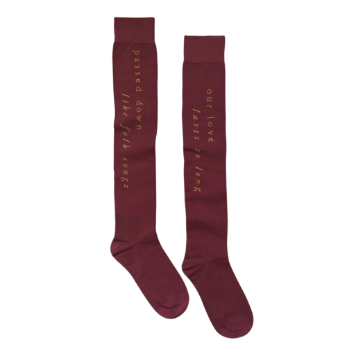 CHAUSSETTES DE VACANCES MAROON TAYLOR SWIFT FOLKLORE OUR LOVE LASTS SO LONG LIMITÉES  - Photo 1 sur 1