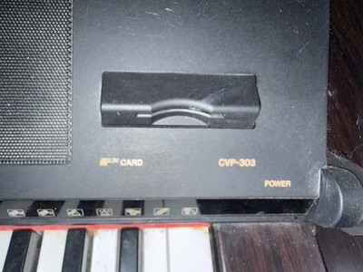 Yamaha Clavinova CVP-303 digital piano with 100+ instruments