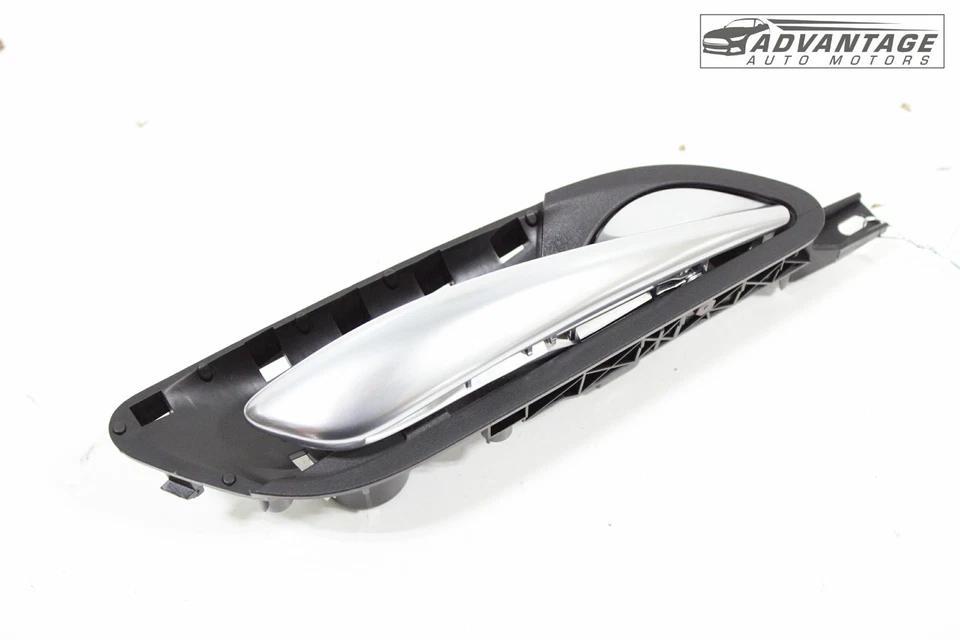 Cadillac XT4 2019-2025 panel de puerta lateral derecha interior manija interior OEM Foto 2 de 4