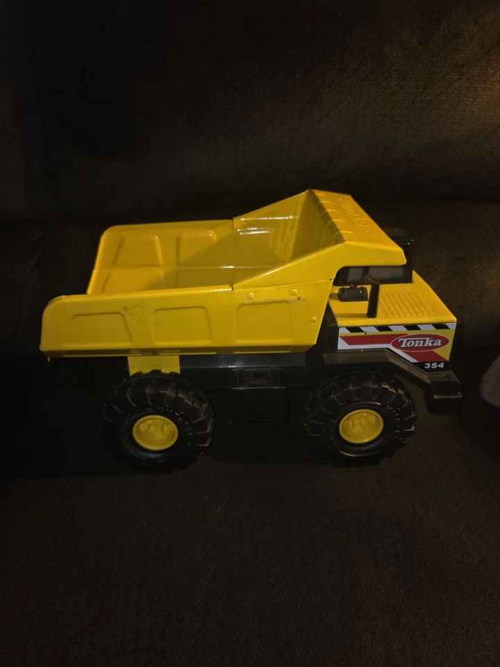 Camión de volteo Tonka Mighty 354 camión de juguete Caterpillar 2012 Hasbro grande Foto 3 de 4