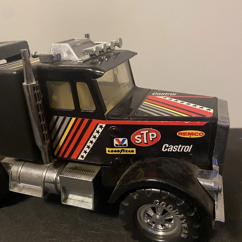 Camión semi y remolque Remco 1986, camión de plataforma grande de metal, STP Goodyear Foto 2 de 4