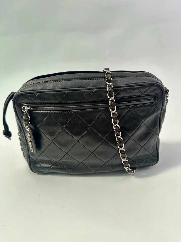 Bolsa tiracolo Chanel vintage acolchoada para câmera CC. - Imagem 2 de 4