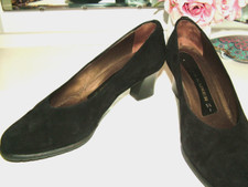 Scarpe corte scamosciate nere tacco 5 1/2 Peter Kaiser 2", punta a punta, tacco oro dettaglio