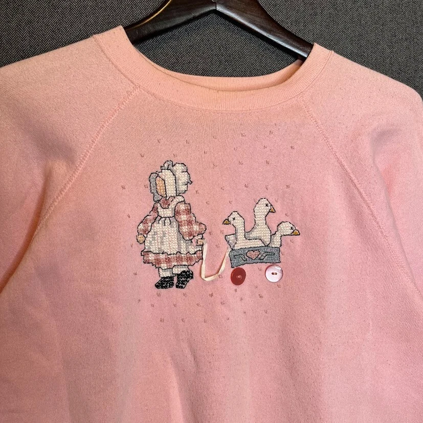 Sudadera Weekend Tultex Para Mujer 2X Rosa Bordada Maid Goose De Colección Años 80  Foto 2 de 4