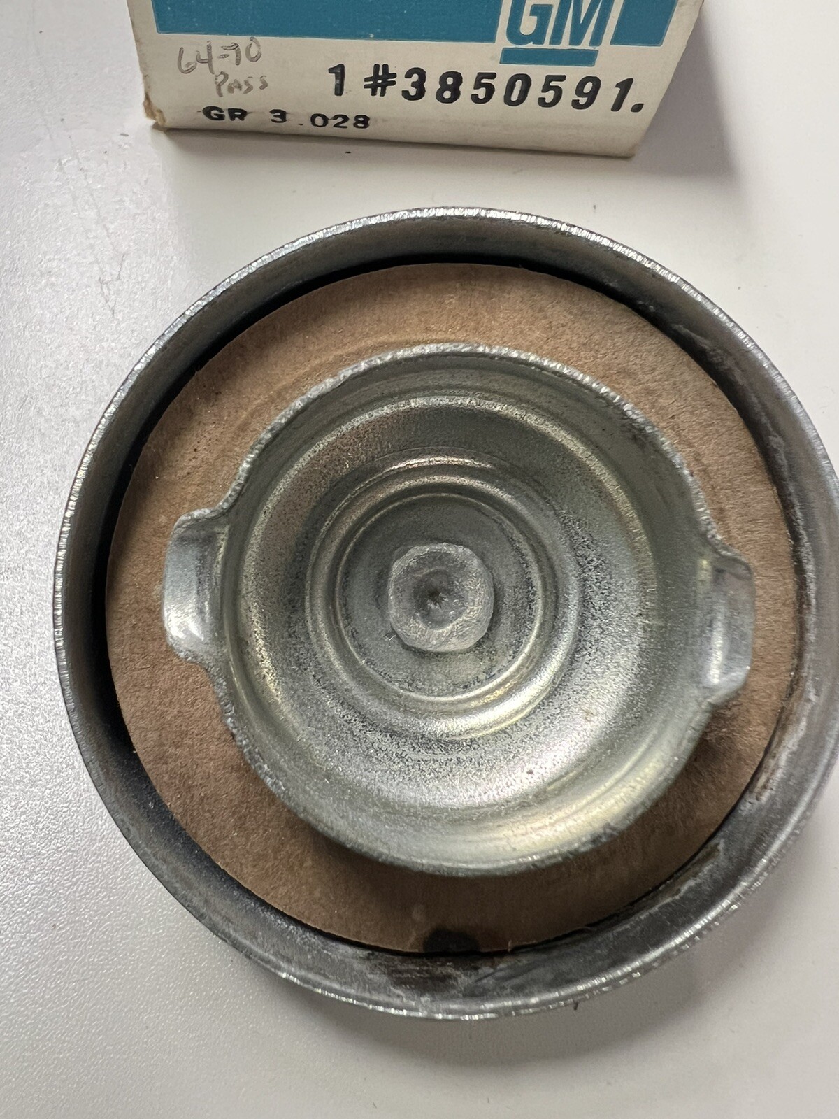 6469 CHEVELLE CHEVROLET BUICK CADILLAC GAS CAP GM NOS 3850591 40573