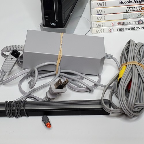 Console Nintendo Wii nera 2 controller Motion Plus LEGO Batman 2 NBA Wii Play - Foto 5 di 6