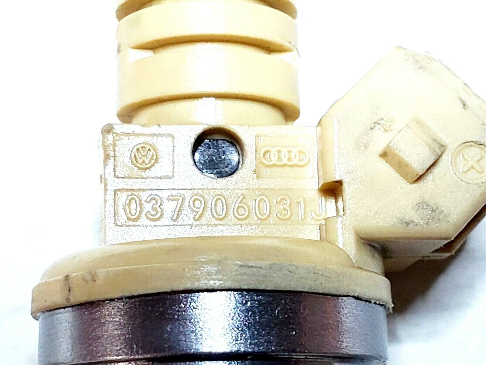 OEM BOSCH x4 Fuel Injectors for VW Golf, Cabrio, Jetta, Passat 2.0L