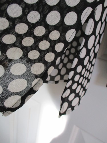 EMMA JAMES SCHWARZ/WEISS GEPUNKTET LANGARM HALBTRANSPARENTE BLUSE GRÖSSE HAUSTIER XLARGE - Bild 3 von 5