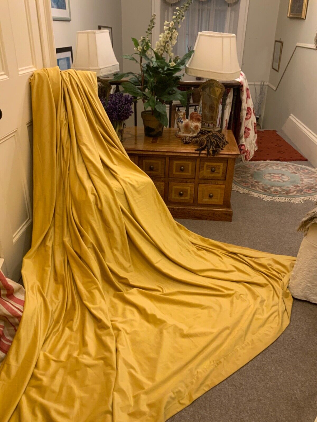 HUGE PAIR OF CONTEMPORARY YELLOW GOLD LINED VELVET CURTAINS 90in W X 90in LONG Duża popularność