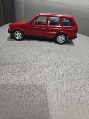 Burago 1/26 scale Land Rover Range Rover 2001 - 7'' In Length 