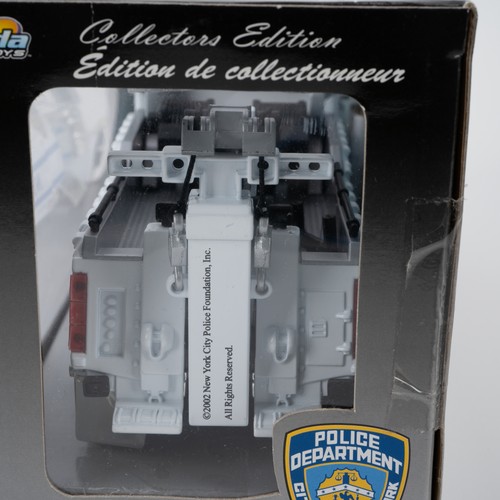 1:32 NYPD 2001 11th Precinct Peterbilt 379 Wrecker by Jada Toys, 001 - Picture 13 of 14