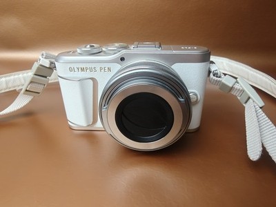   Olympus Pen E-PL9 weiss mit Objektiv 14-42mm  