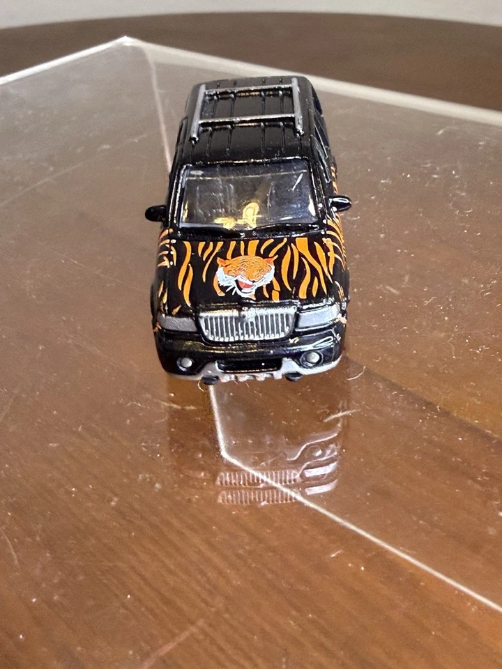 MotorMax (6044) Lincoln Navigator 1/64 Diecast Negro con Orange Tiger Tampo Foto 4 de 4