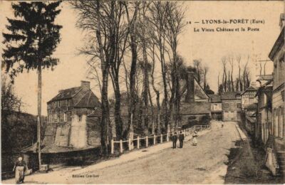 CPA LYONS-la-FORET Le Vieux Chateau et la Poste (1160547)