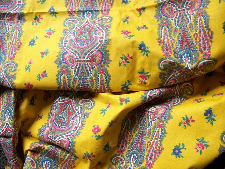 ANCIEN COUPON DE TISSU BANDES FLEURIES FOND JAUNE VIF - TIS 1 - Photo 2/4