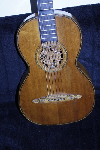 SEHR SCHÖNE ALTE GITARRE