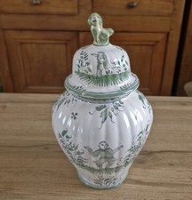 Pot couvert canelé en faïence de Malicorne – camaïeu vert – Avant 1971