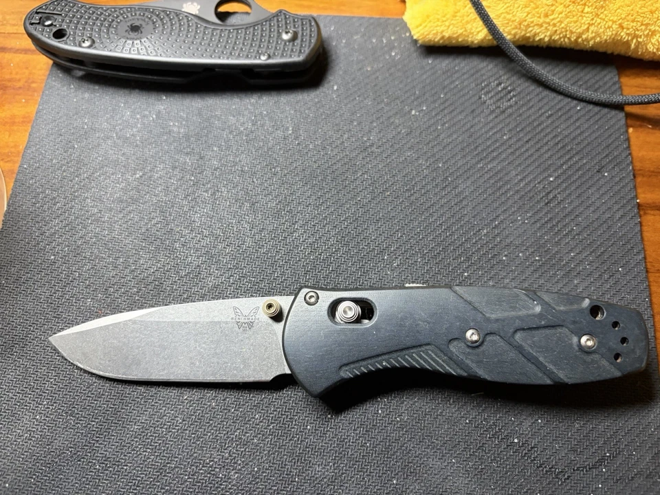 Cuchillo Benchmade 556 borde liso acabado satinado hoja mango negro Foto 2 de 4