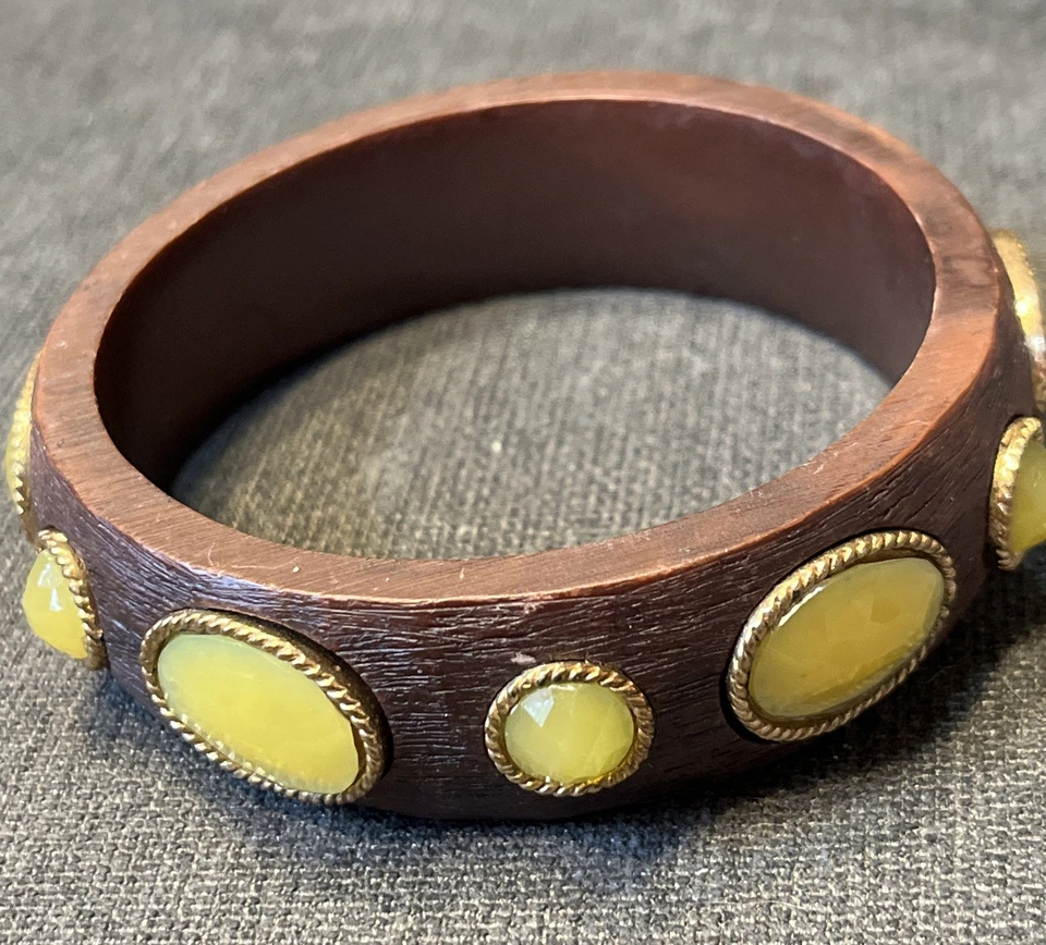 "Brazalete de resina marrón con diseño facetado amarillo tamaño 8,6""" Foto 2 de 4