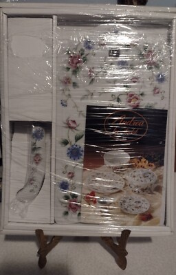 Adera by Sadek Buckingham floral Cheese Cutting Board with knife