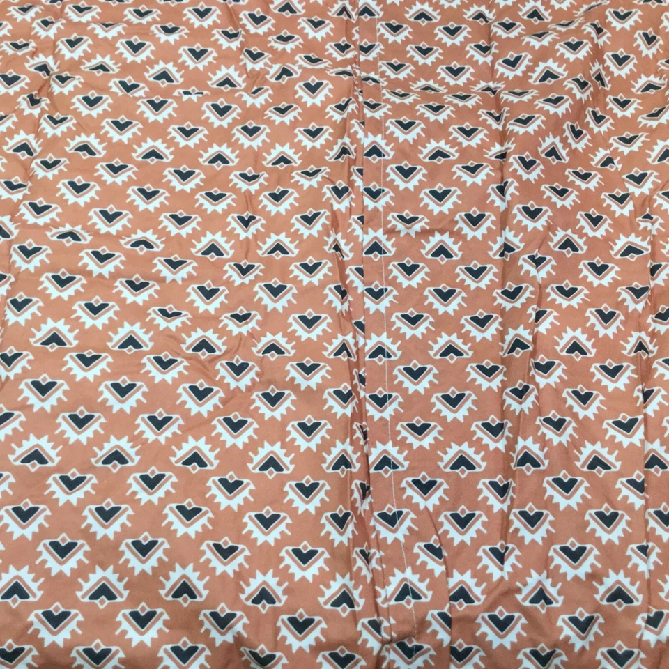 Almohada estándar Xilaration blanca con traingle negro y tostado 20 x 26. Foto 3 de 4