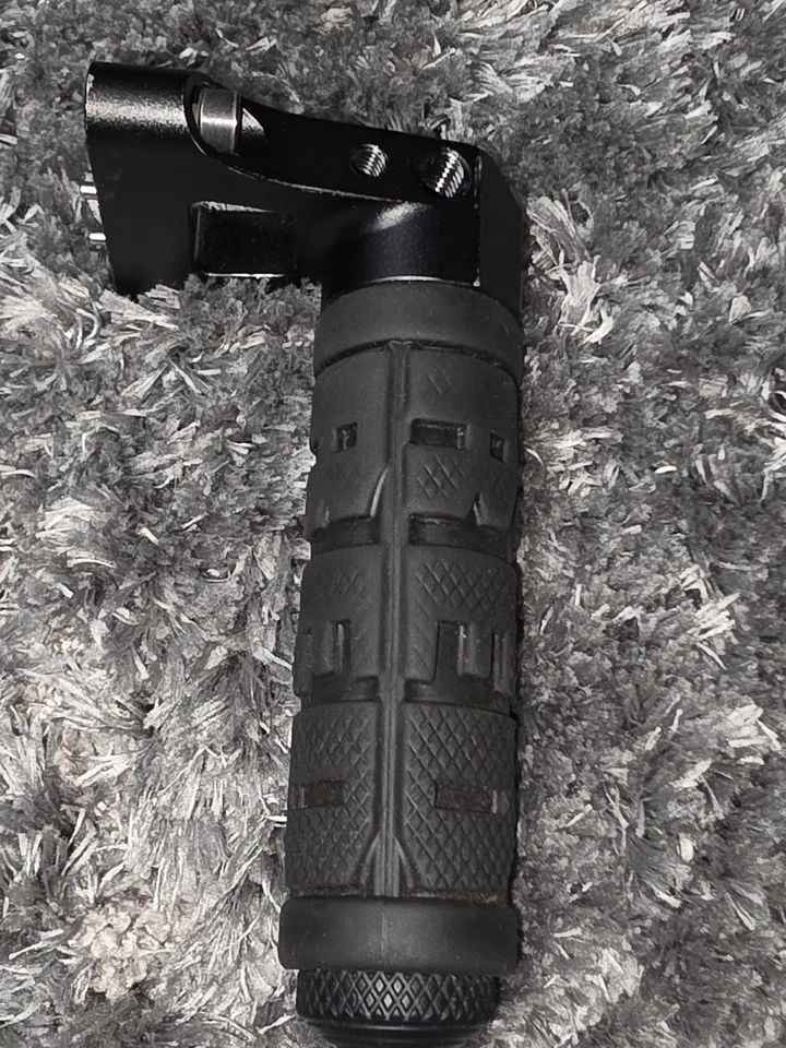 RED Digital Cinema DSMC2 Mango Superior Empuñadura de Goma con Botón de Inicio/Parada de Grabación Foto 2 de 4