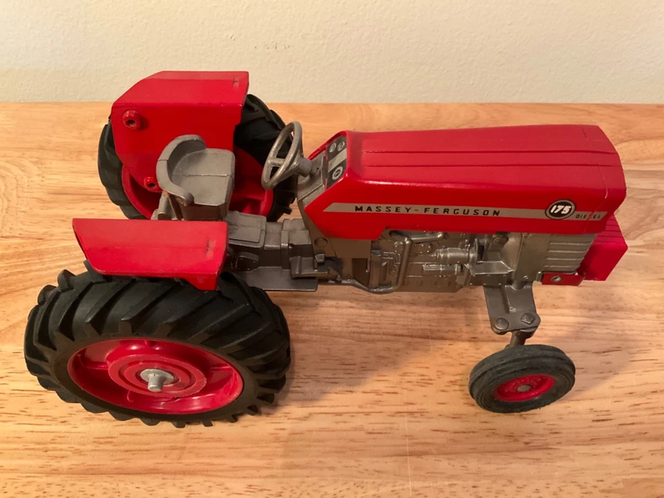 Vintage Ertl Massey Ferguson 175 Diesel 1/16 Tractor In Great Condition 1960’s. - Image 2 of 4
