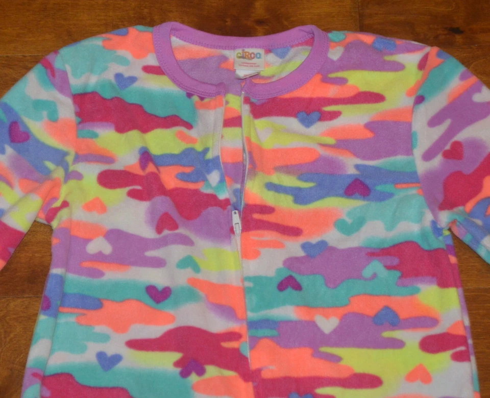 Conjunto de pijama de una pieza de manga larga múltiple corazón geo camuflaje circo para niñas talla mediana Foto 2 de 3