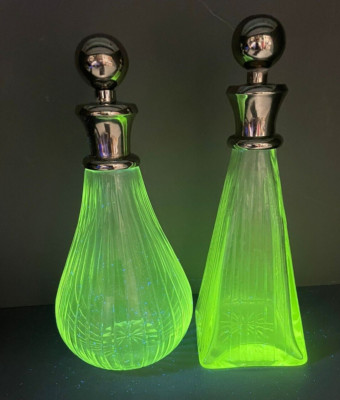 Paar Vintage 9'' Mangangan Glas konisch schmal Hals Dekanter Flaschen