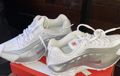 UNISEX KIDS NIKE SHOX R4 (GS) Size 4Y 