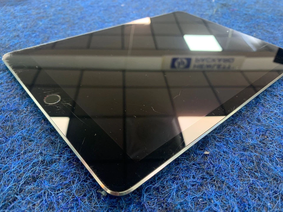 Apple iPad Pro 1st Gen. 128GB, Wi-Fi, 4G 9.7 in - Grey Grade B - Image 3 of 3