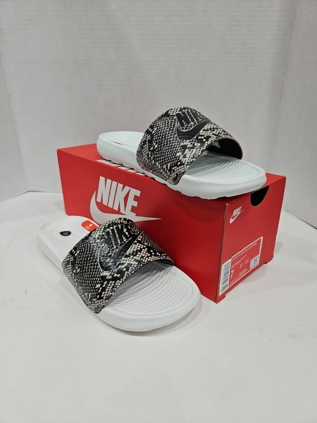 Nike da donna nuove con scatola taglia 7 (CN9676) Victori One Slide stampa serpente sabbia deserto nero