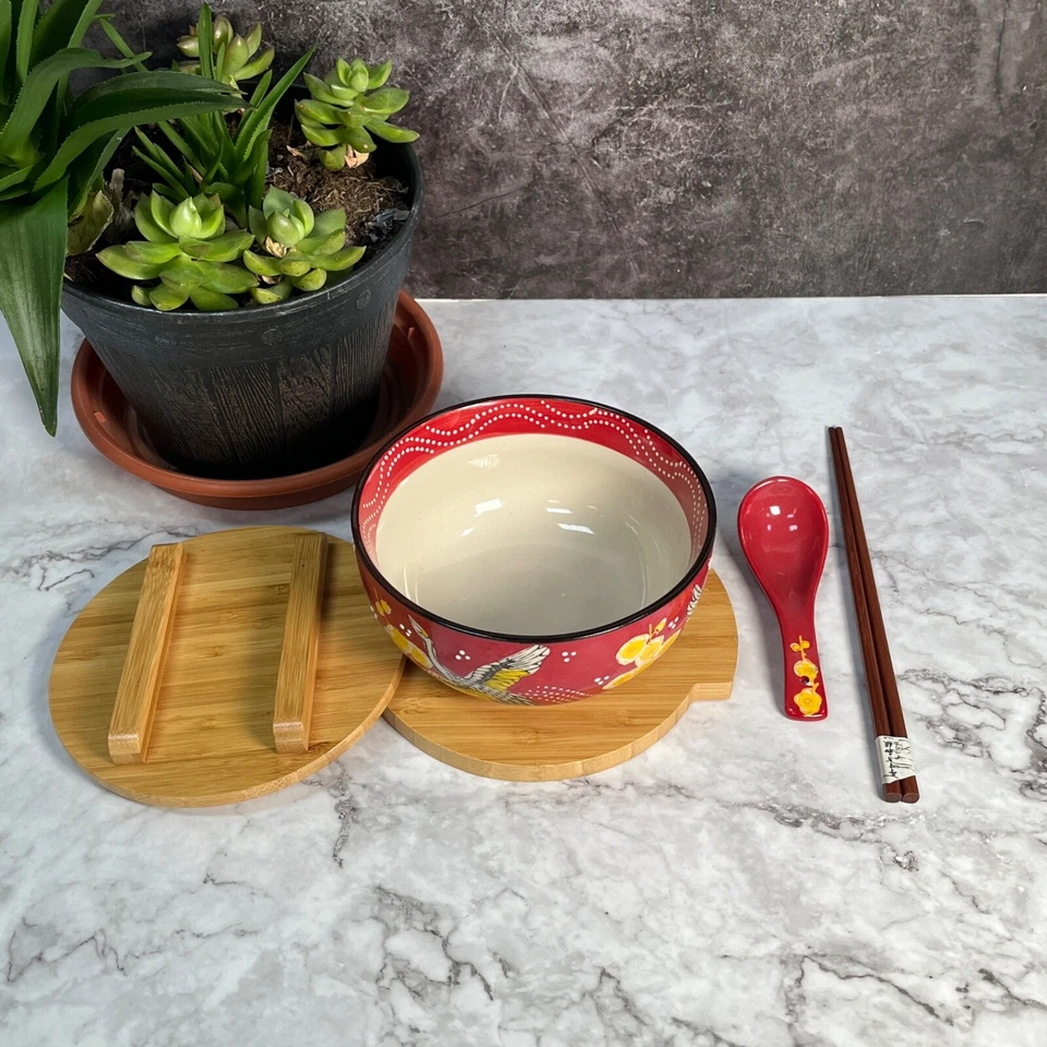 Grúa coronada roja estilo cerámica japonesa arroz fideos ramen cuenco con bambú Foto 3 de 4