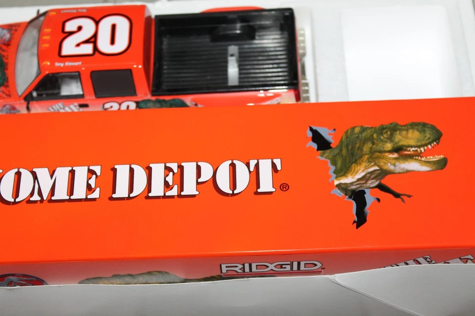 Remolque de exhibición Action Tony Stewart #20 Home Depot Jurassic Park III 2001 doble cabina  Foto 4 de 4