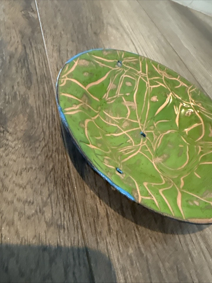 Hermoso plato vintage de cobre esmaltado MCM verde y dorado con 4 agujeros Foto 2 de 4