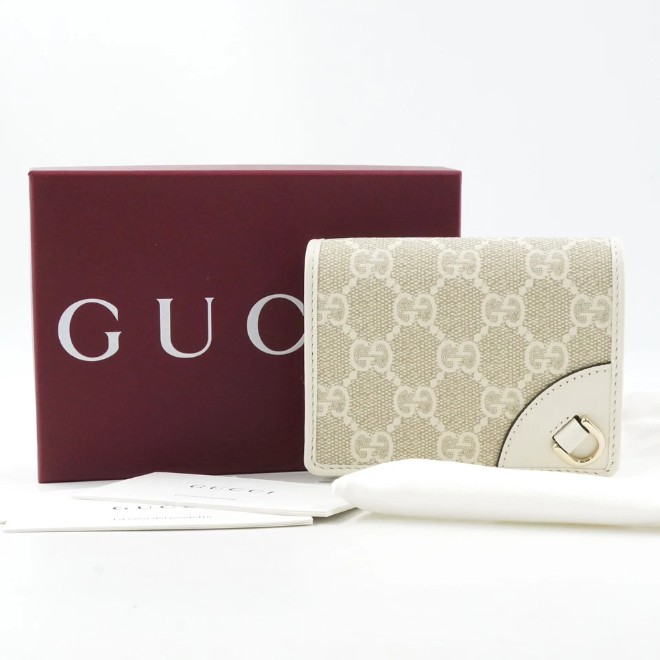Carteira pequena emblema Gucci GG em tecido revestido bege e branco monograma - Autêntica
