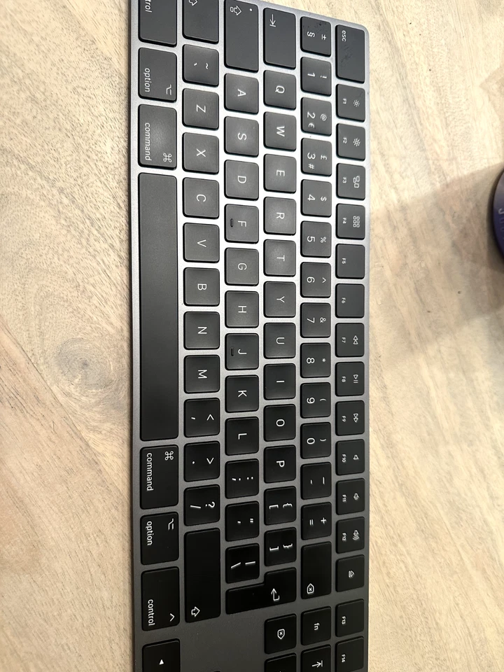 Teclado mágico inalámbrico Bluetooth Apple A1843 con teclado numérico NEGRO Foto 2 de 4