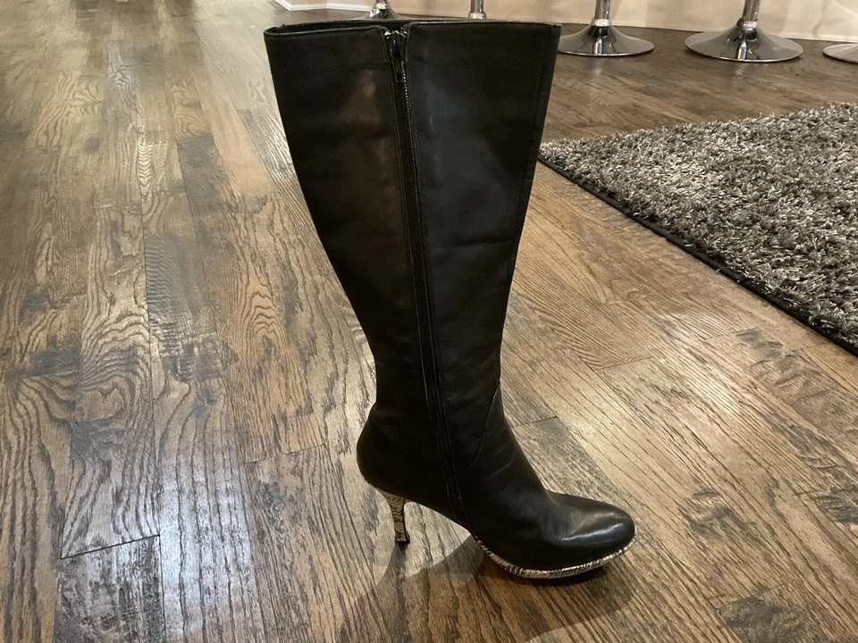 Botas de vestir altas de cuero negras con estampado de serpiente de 4" de tacón Charles David talla 7M Italia Foto 2 de 4