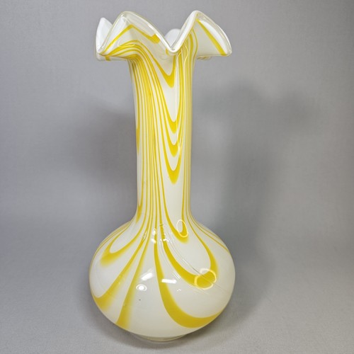 Jarrón de vidrio amarillo blanco remolino soplado a mano con volantes caprichoso peculiar color primario - Imagen 6 de 17