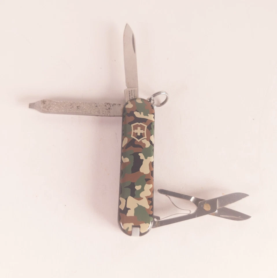 Navaja de Bolsillo Victorinox Swiss Army 58mm Clásica SD Woodland Camo Foto 2 de 4