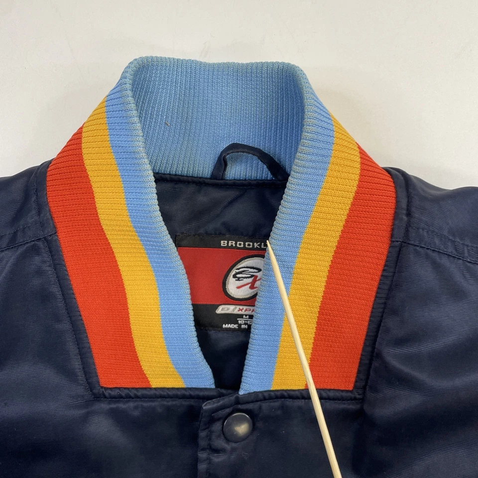 Chaqueta Bomber Brooklyn Express Satén Juvenil Talla Mediana Foto 4 de 4